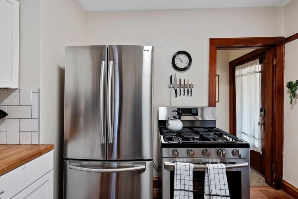 5 Bedrooms I Pet Friendly I Sleeps 12 House in Milwaukee