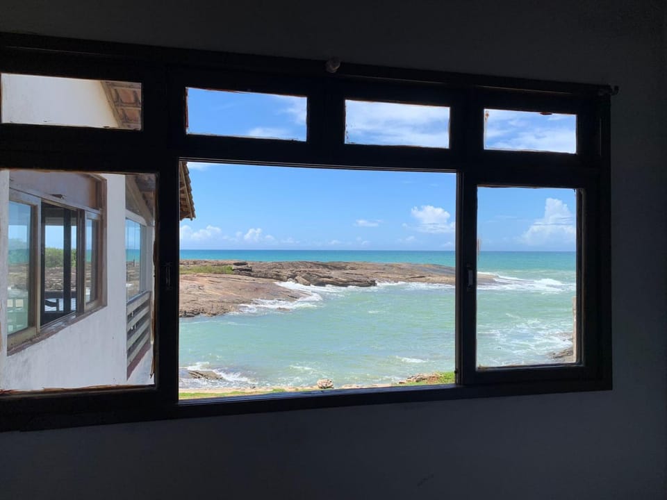 Suíte, situada na Casa Pé na Areia 027 Vacation rental in Guarapari