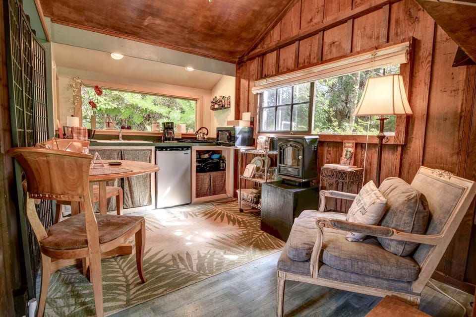 Kitchen or kitchenette, Seating area, Dining area, stove