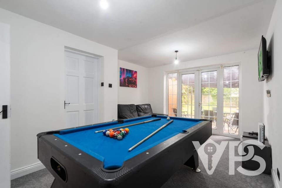 Contractors Family Near Hospital Villa in Leicester