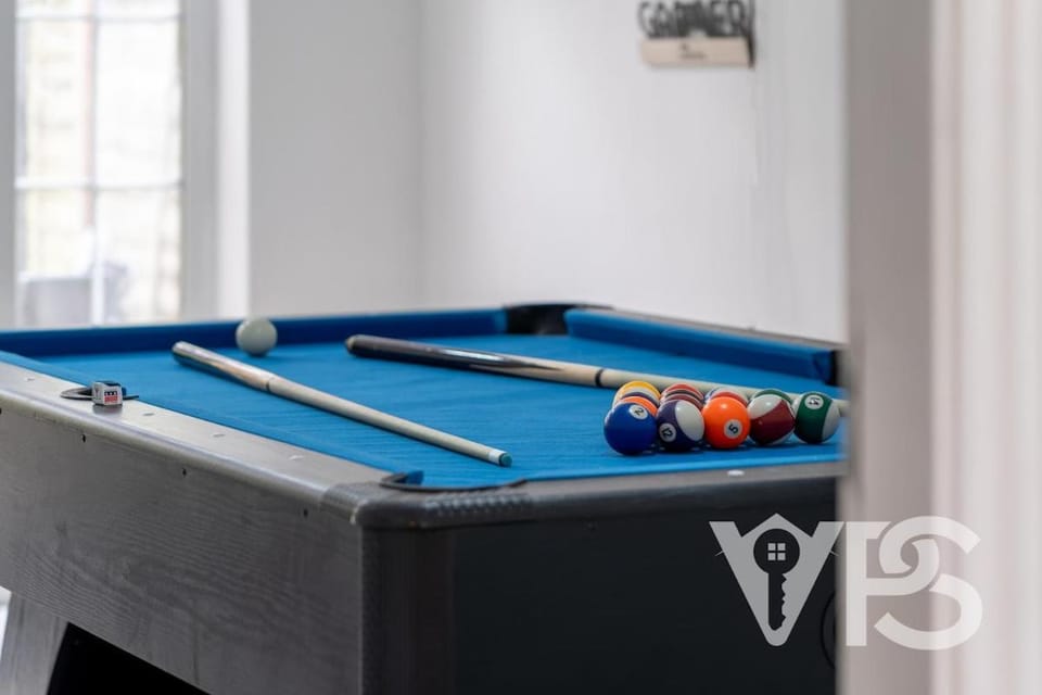 Contractors Family Near Hospital Villa in Leicester