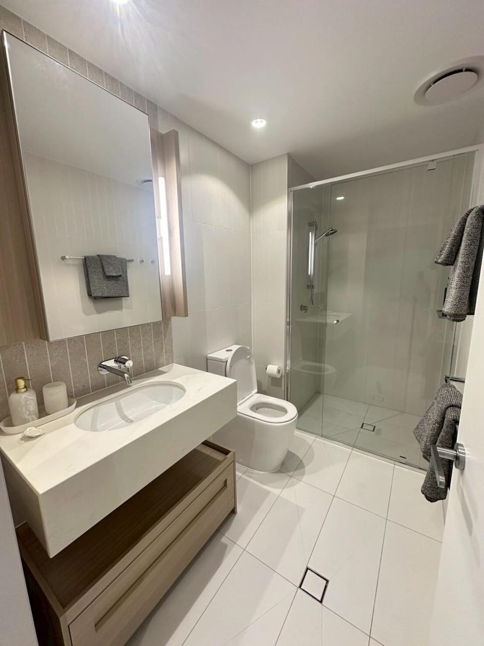 Shower, Toilet, Bathroom, towels