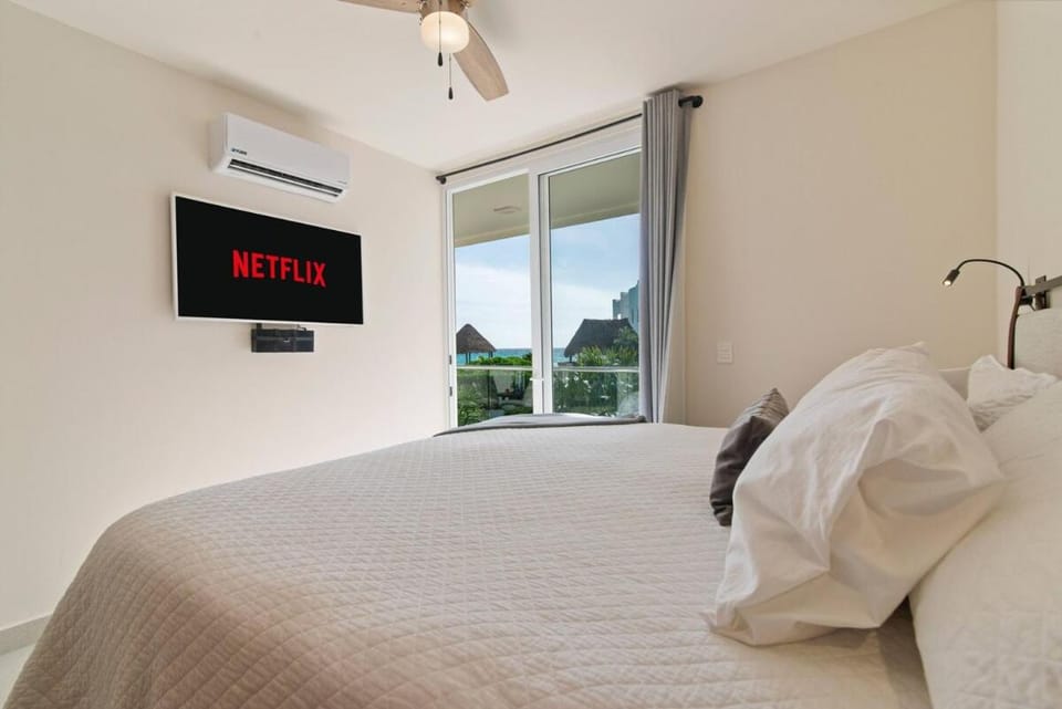 Bed, TV and multimedia, Balcony/Terrace, Photo of the whole room, Bedroom, Sea view, air conditioner