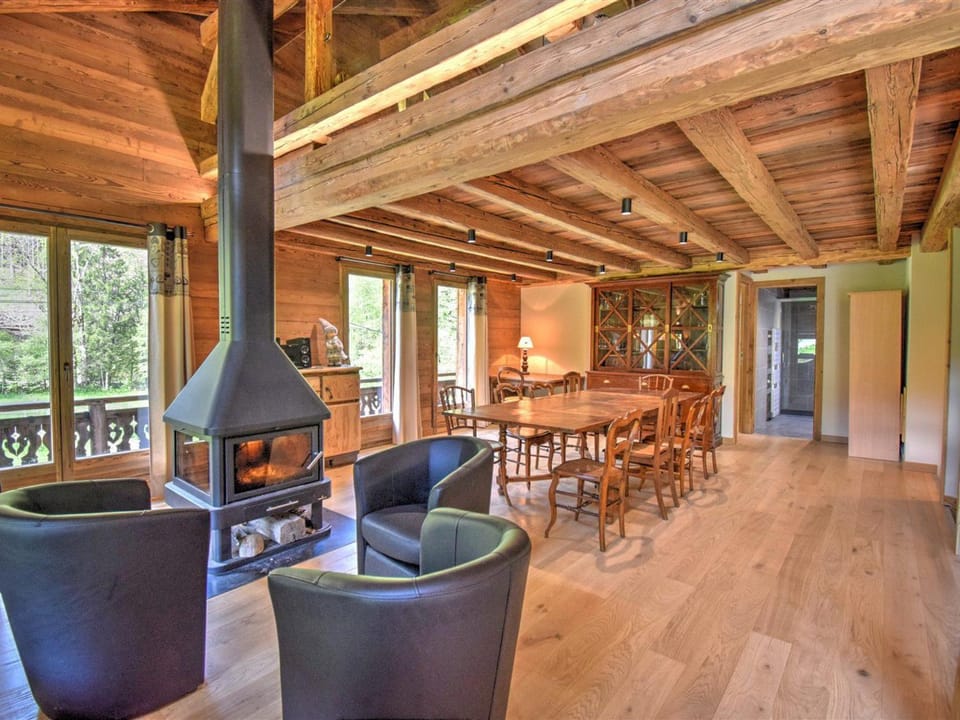 Chalet 16 pers. avec cheminée et animaux admis, près télécabine à Morzine - FR-1-524-138 Cabin in Morzine