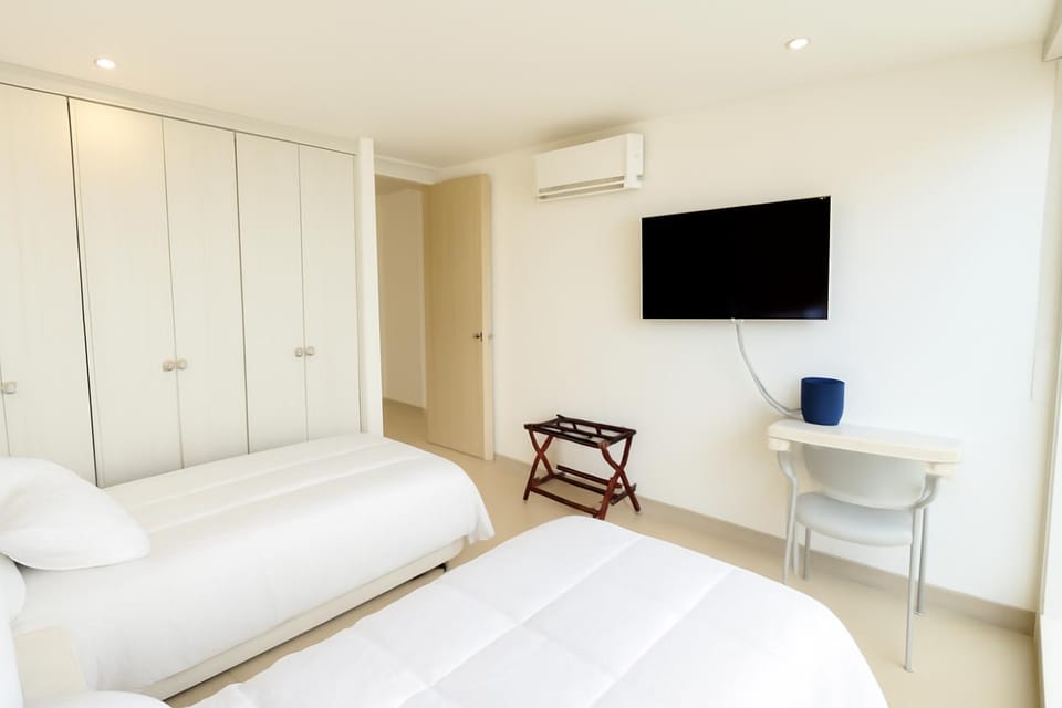 Bed, TV and multimedia, Photo of the whole room, Bedroom, wardrobe, air conditioner