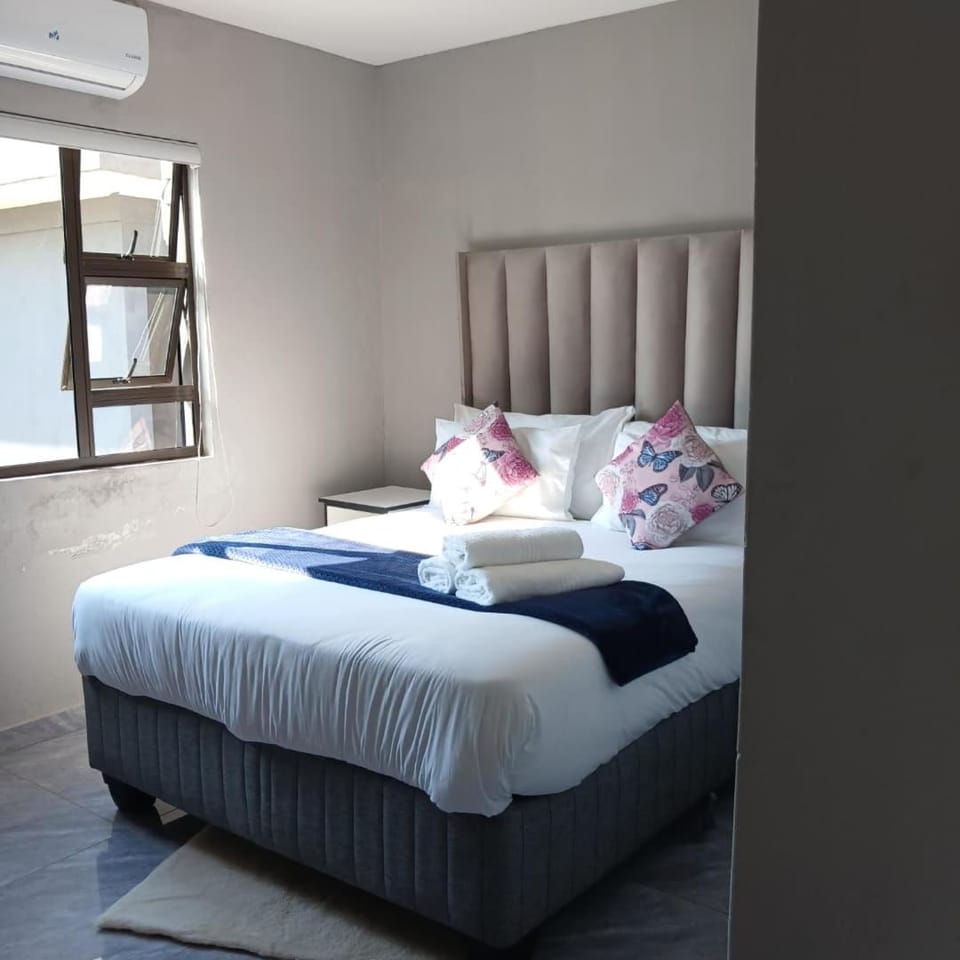 Bed, Photo of the whole room, towels, air conditioner