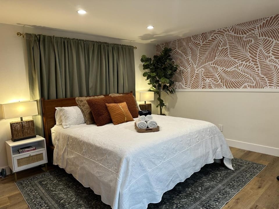 Private Patio 5 Min Walk to Beach and Restaurants House in Manhattan Beach