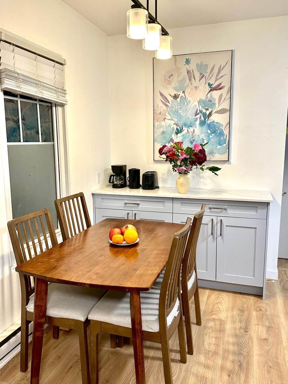 Kitchen or kitchenette, Food and drinks, Dining area