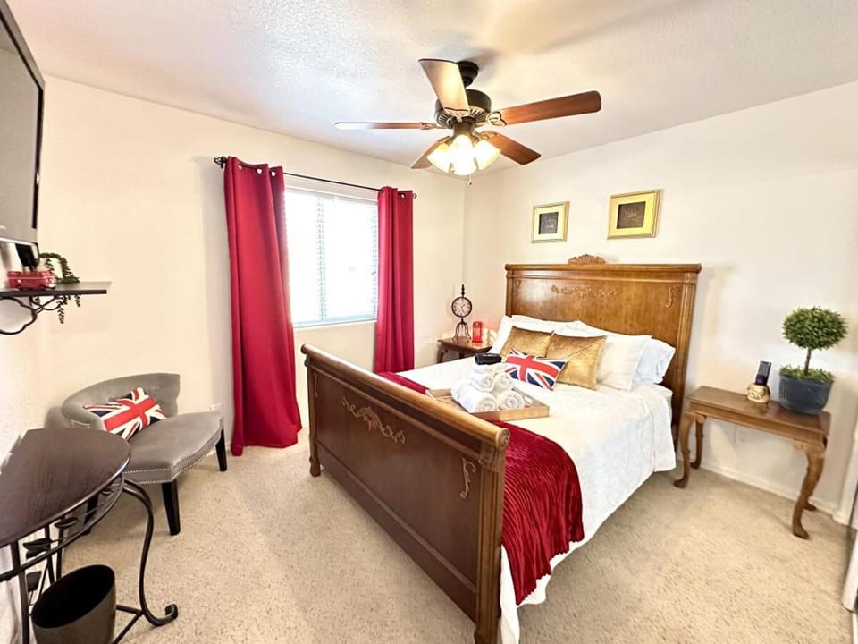 Bed, TV and multimedia, Photo of the whole room, Bedroom
