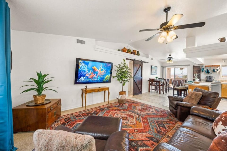 Communal lounge/ TV room, TV and multimedia, Living room, Evening entertainment