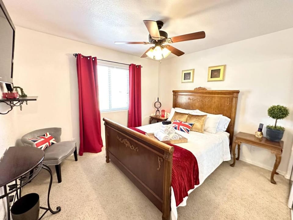 Lake View, Themed Rooms, King Beds, Fire Pit House in Lake Havasu City