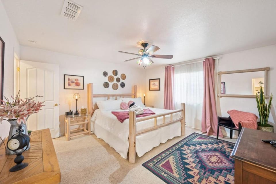 Lake View, Themed Rooms, King Beds, Fire Pit House in Lake Havasu City