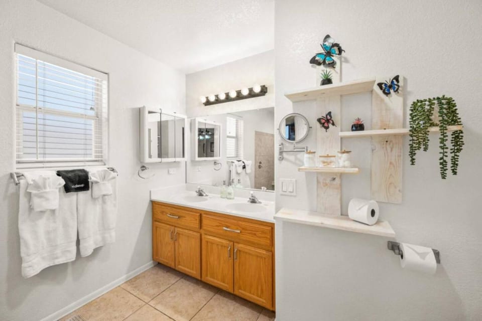 Lake View, Themed Rooms, King Beds, Fire Pit House in Lake Havasu City