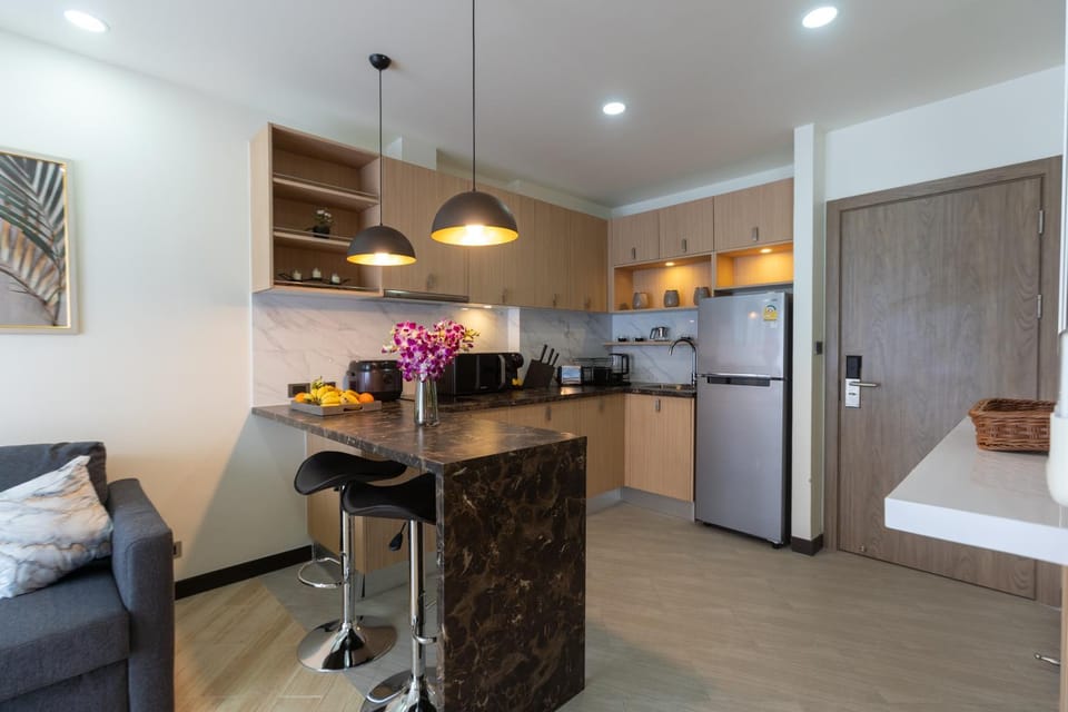 Kitchen or kitchenette, Dining area, stove