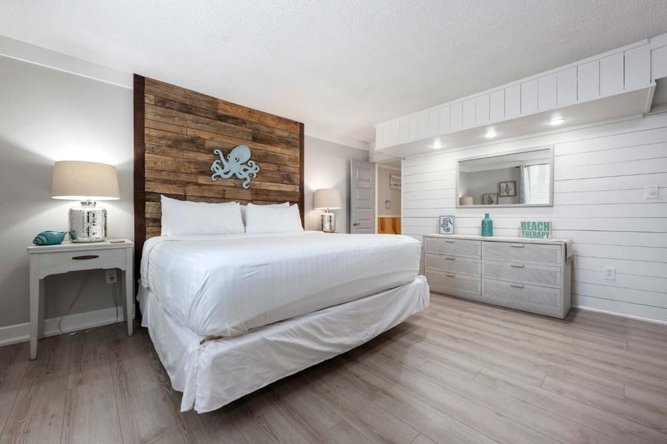 Destin Retreat - Walk to Private Beach & Pool House in Destin