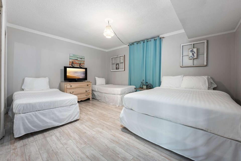 Destin Retreat - Walk to Private Beach & Pool House in Destin