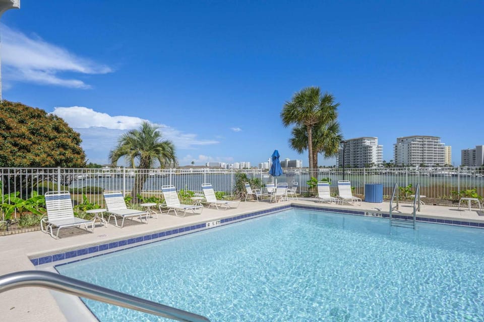Destin Retreat - Walk to Private Beach & Pool House in Destin