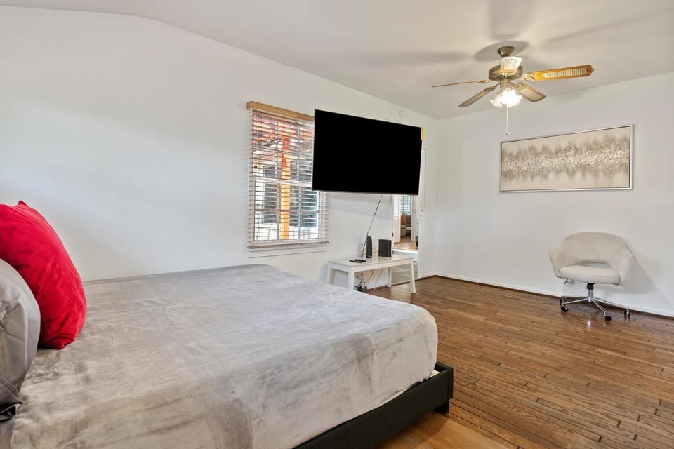 4bed 3bath spacious modern piano home near Universal Studio and Hollywood for 10 House in Valley Village