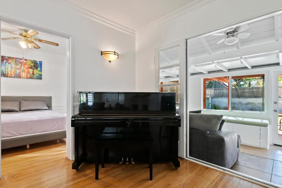 4bed 3bath spacious modern piano home near Universal Studio and Hollywood for 10 House in Valley Village