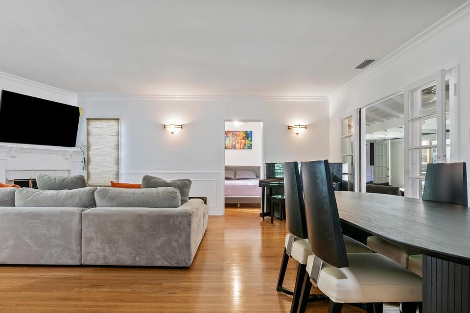 4bed 3bath spacious modern piano home near Universal Studio and Hollywood for 10 House in Valley Village