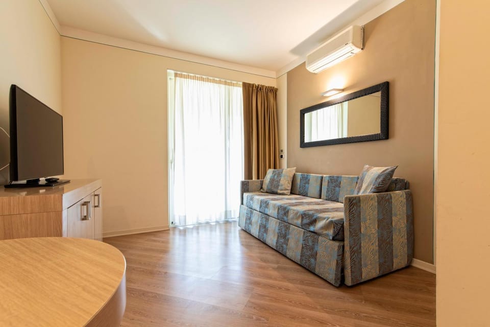 TV and multimedia, Living room, Photo of the whole room, air conditioner