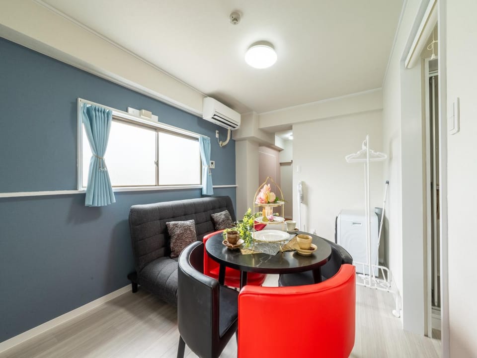 Living room, Food and drinks, Seating area, Dining area, minibar, oven
