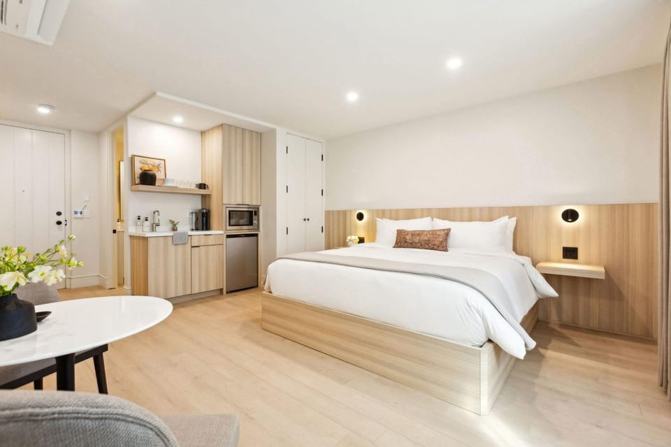 Bed, Kitchen or kitchenette, Photo of the whole room, Seating area, microwave, pet friendly, wardrobe