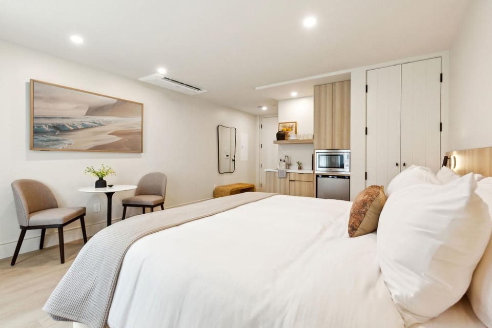 Bed, TV and multimedia, Coffee/tea facilities, Kitchen or kitchenette, Photo of the whole room, Seating area, Dining area, Bedroom, microwave, pet friendly, toaster, wardrobe