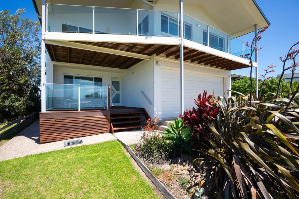 9 Dickinson Avenue-Absolute beachfront! House in Bermagui