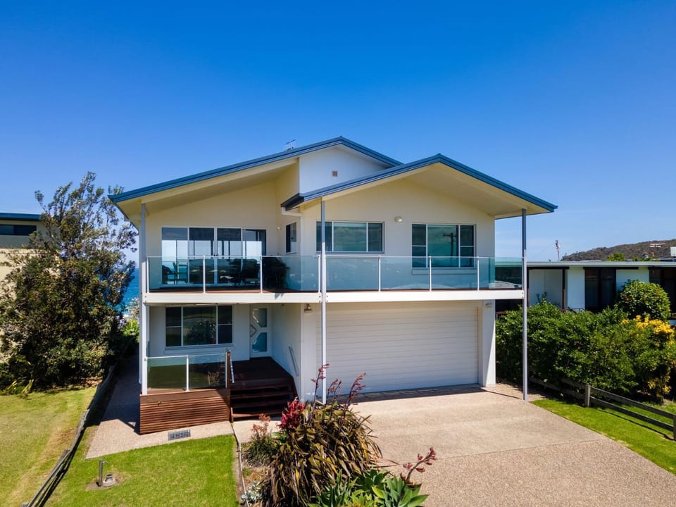 9 Dickinson Avenue-Absolute beachfront! House in Bermagui