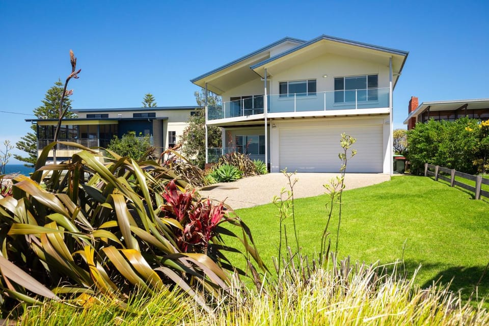 9 Dickinson Avenue-Absolute beachfront! House in Bermagui