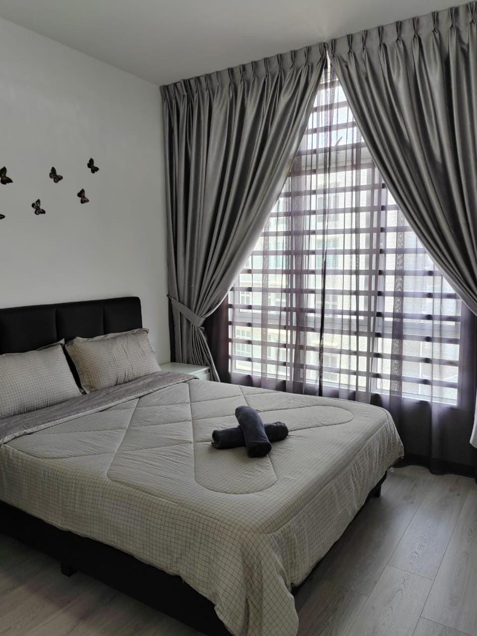 Bed, Photo of the whole room, Bedroom, towels