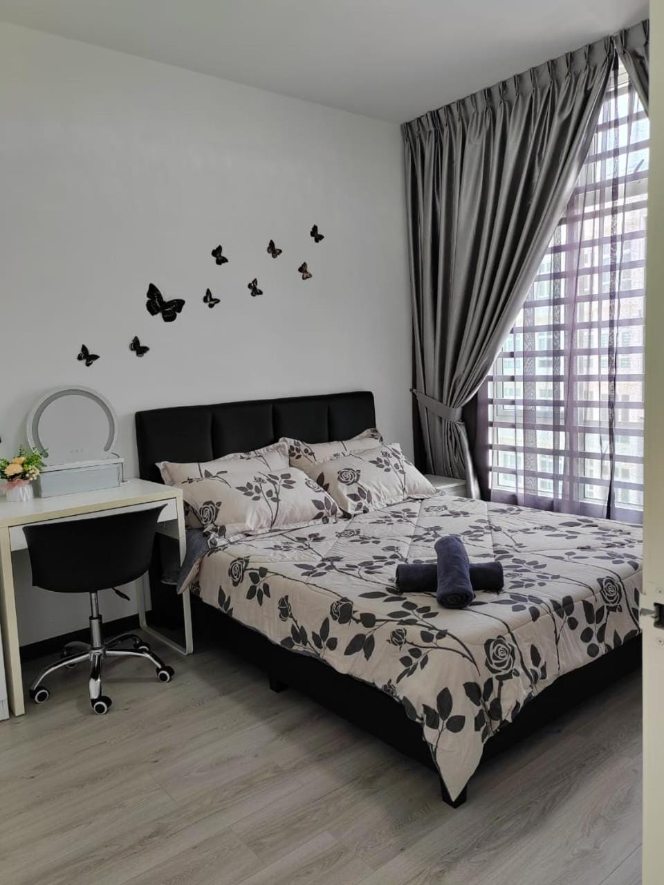 Bed, Photo of the whole room, Bedroom, towels