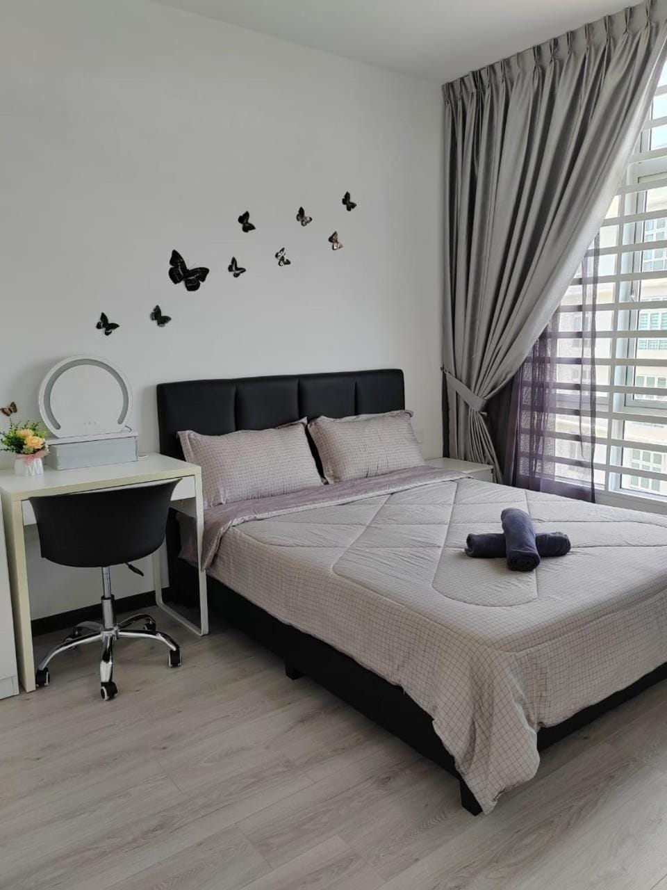 Bed, Photo of the whole room, Bedroom, towels
