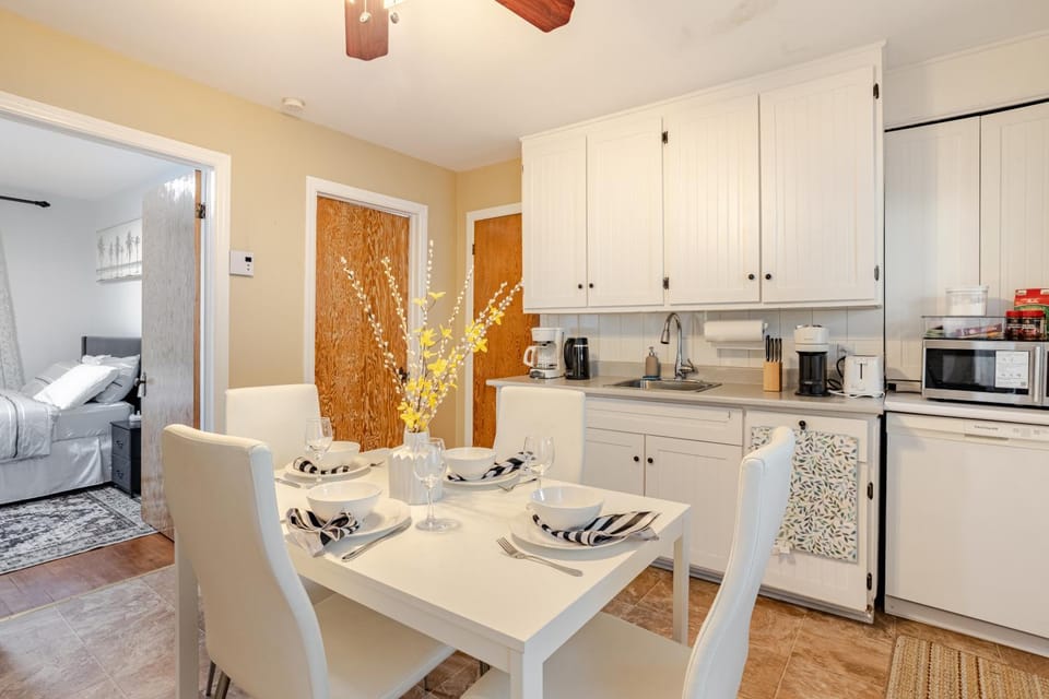 Coffee/tea facilities, Kitchen or kitchenette, Seating area, Dining area, dishwasher, stove, toaster