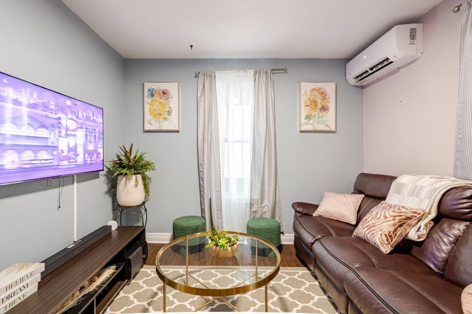 Communal lounge/ TV room, TV and multimedia, Living room, Evening entertainment, air conditioner