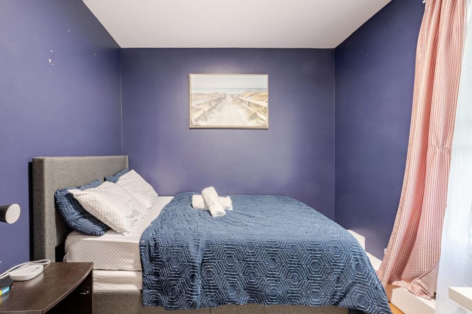 Bed, towels