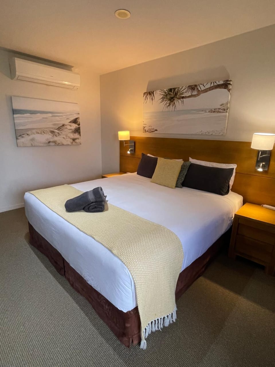 Bed, Bedroom, towels, air conditioner