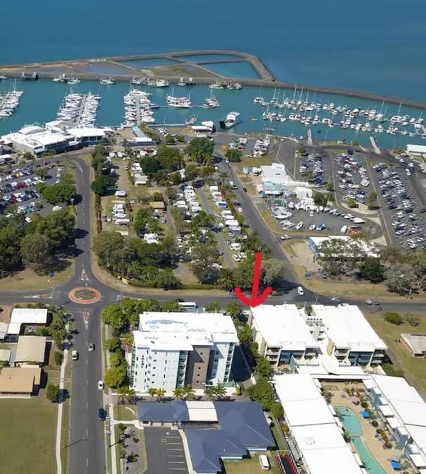 Property building, Day, Neighbourhood, Natural landscape, Bird's eye view, Beach, Sea view, Street view, Location, Parking