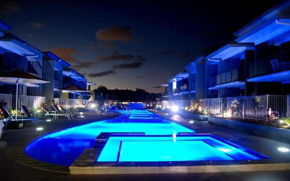 Property building, Night, Spa and wellness centre/facilities, Pool view, Swimming pool, sunbed