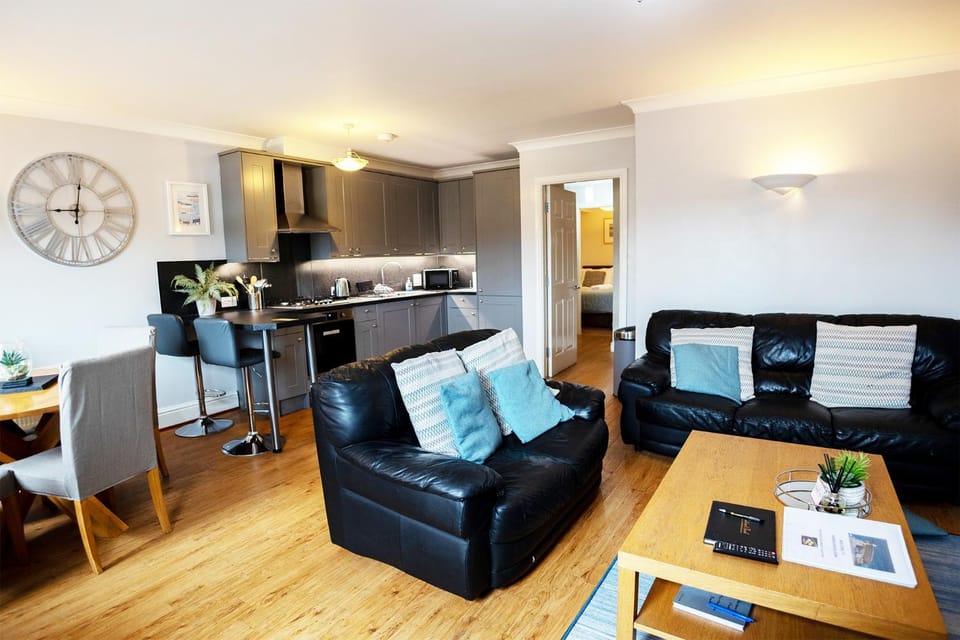 Kitchen or kitchenette, Living room, Seating area, Dining area, oven, stove