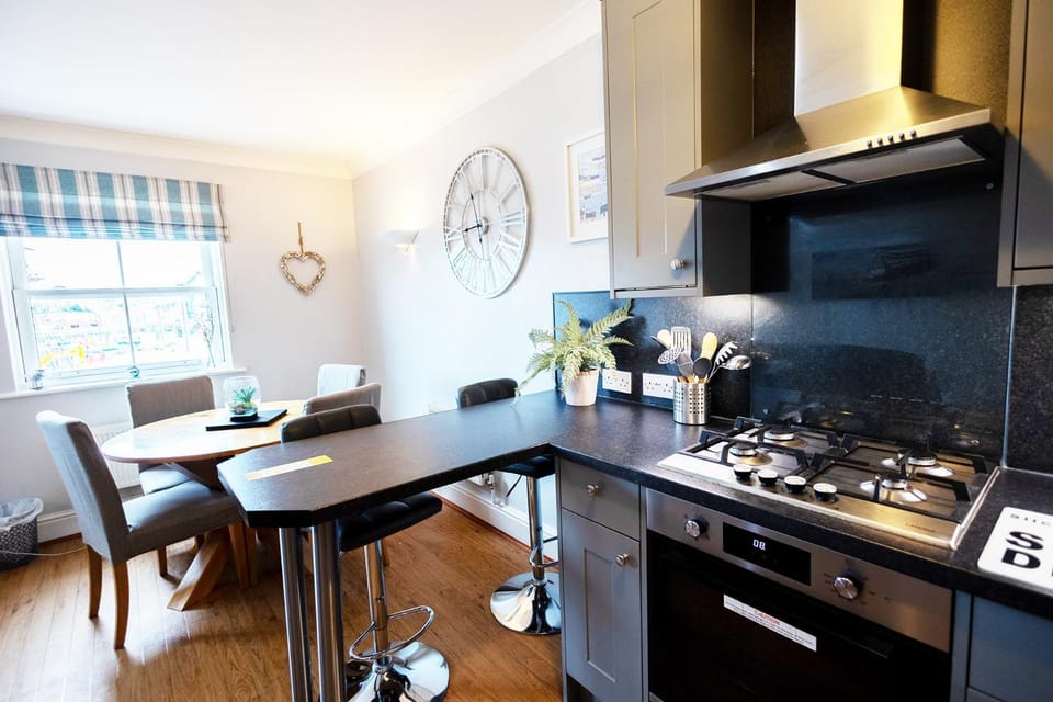 Kitchen or kitchenette, Dining area, stove
