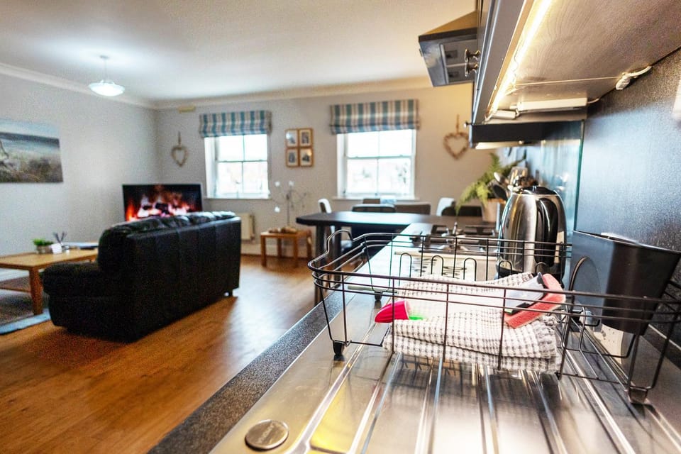 TV and multimedia, Kitchen or kitchenette, Living room, Seating area, Dining area
