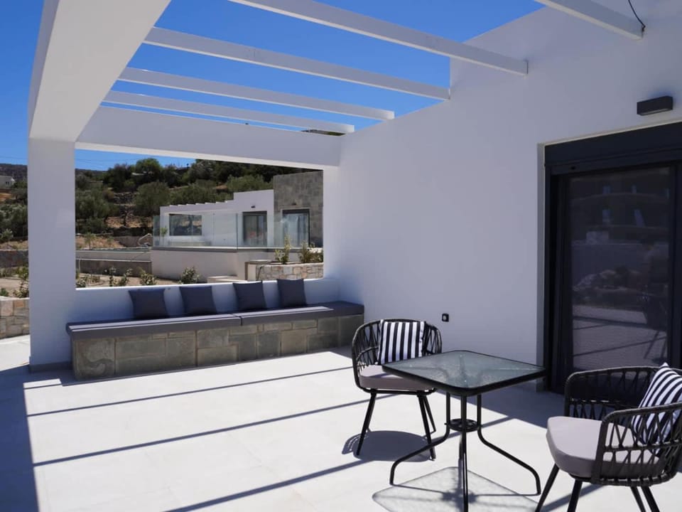 Property building, Balcony/Terrace, Seating area