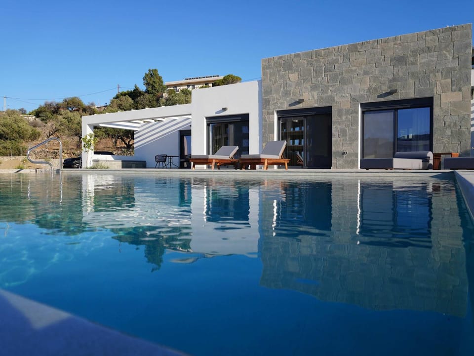 Property building, Day, Swimming pool, sunbed