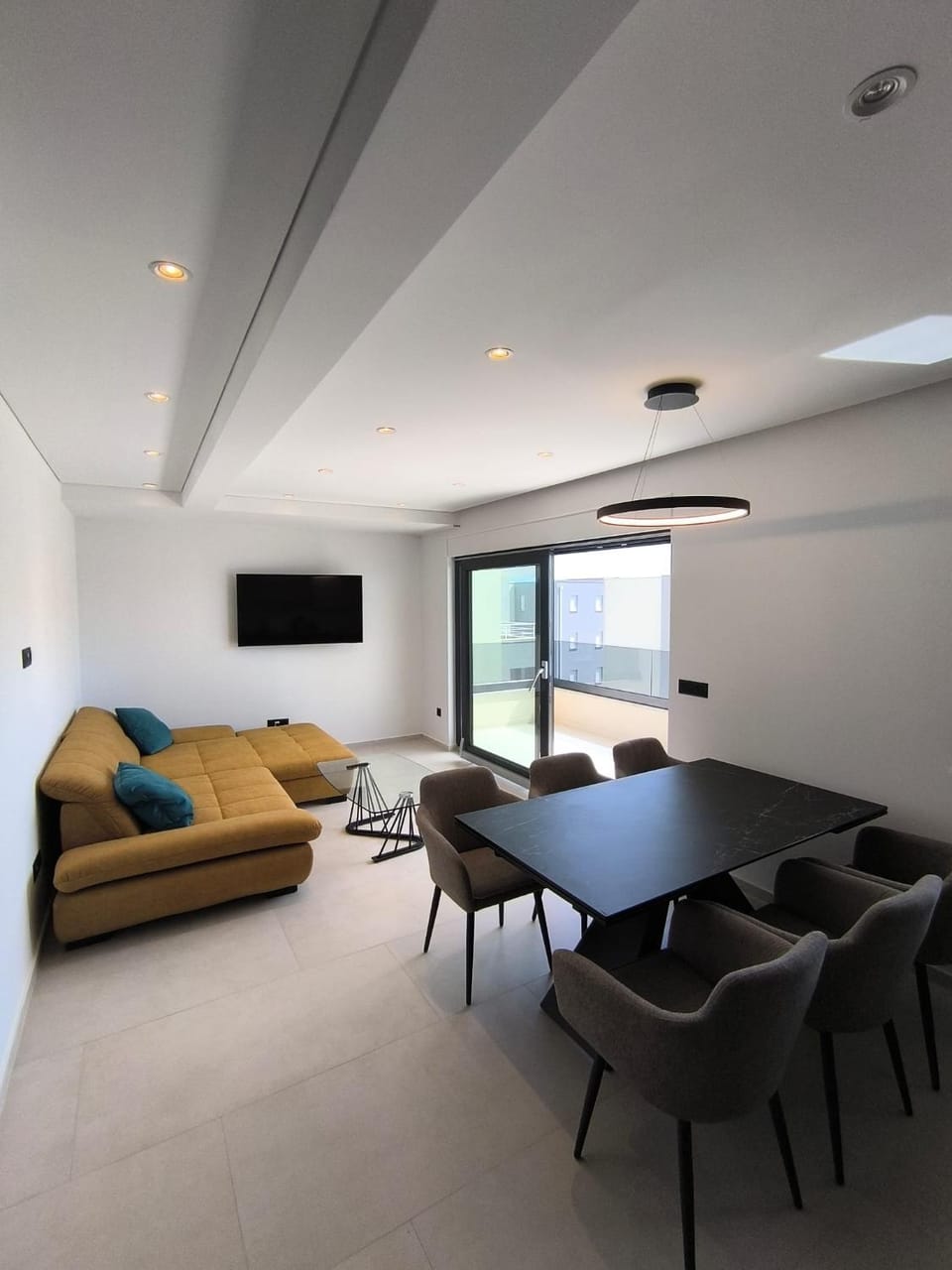 TV and multimedia, Living room, Seating area, Dining area