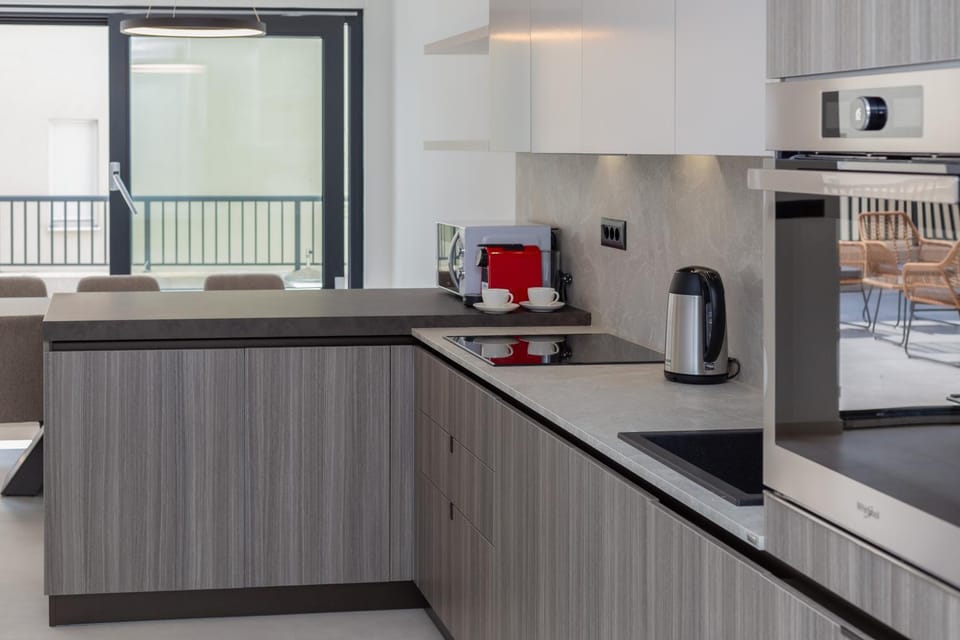 Coffee/tea facilities, Kitchen or kitchenette, stove