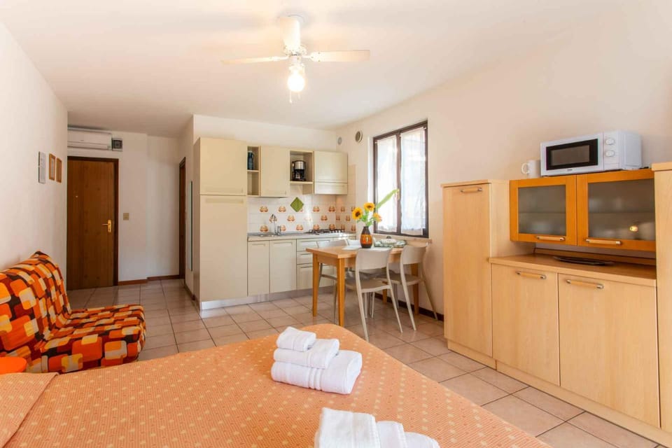 Bed, Kitchen or kitchenette, Dining area