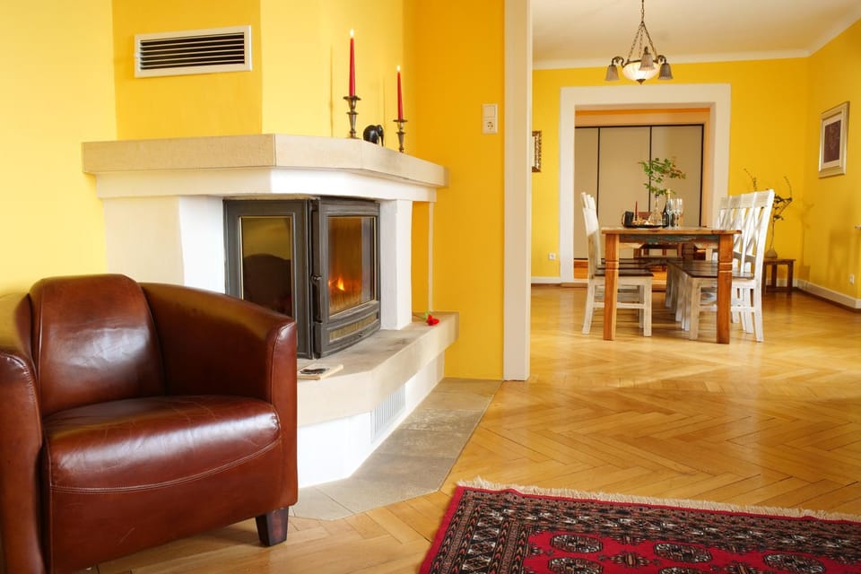 Seating area, Dining area, fireplace