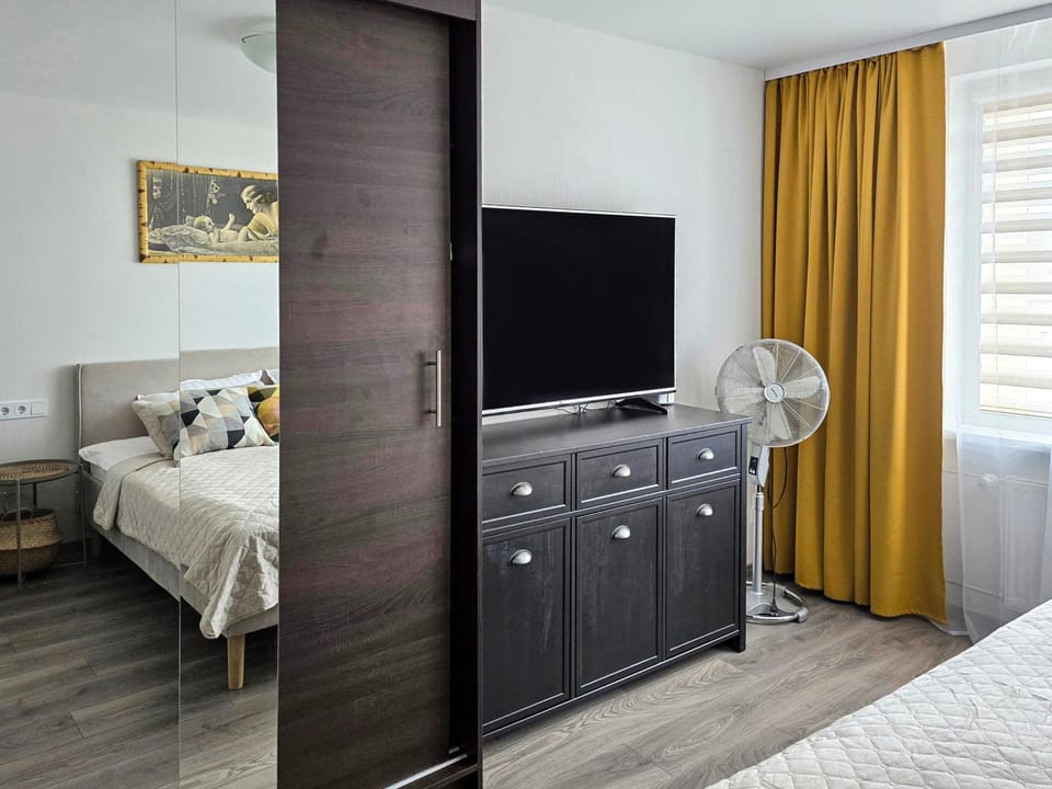 Communal lounge/ TV room, Bed, TV and multimedia, Bedroom, air conditioner